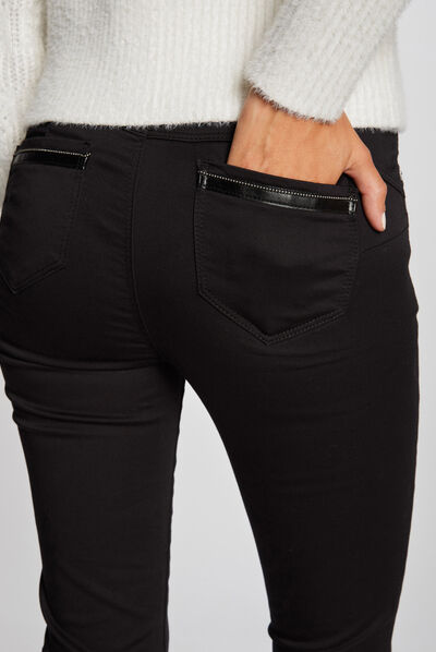 Pantalón slim talle estándar negro mujer