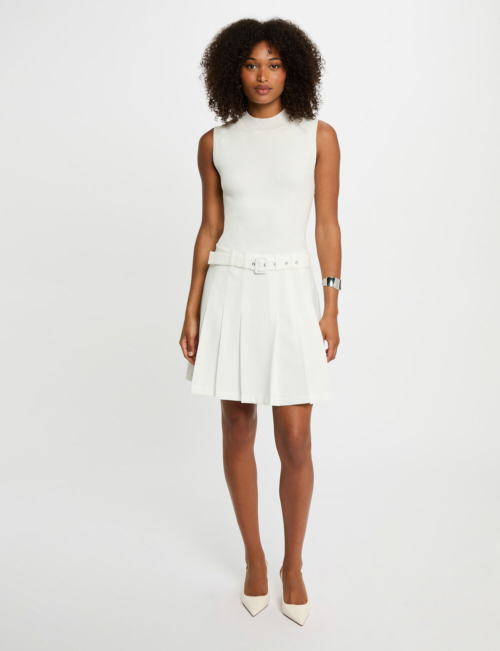 Vestido corto recto plisado blanco mujer