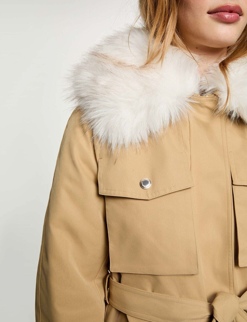 Parka con cuello alto beige mujer