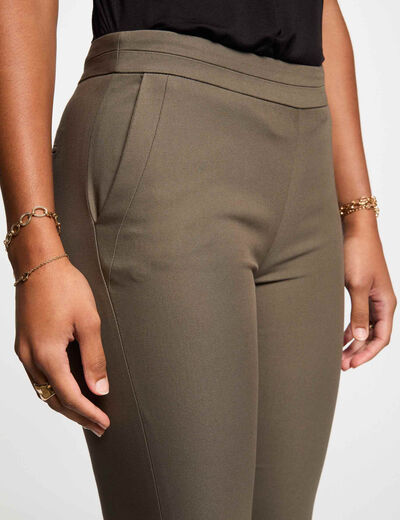 Pantalón cigarette estilo corto verde caqui mujer