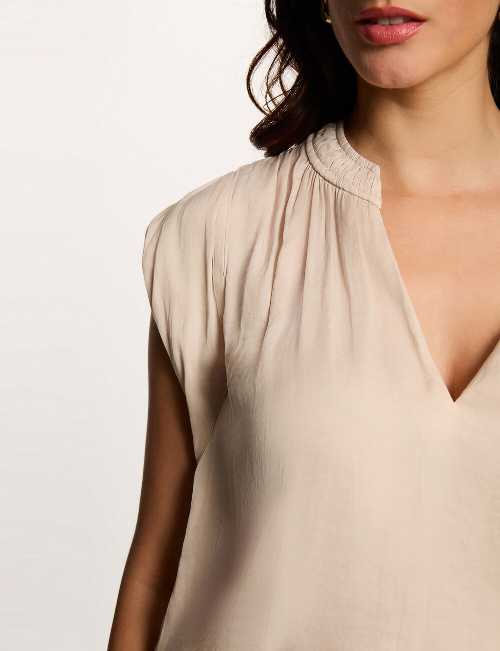 Blusa manga corta satinada beis claro mujer