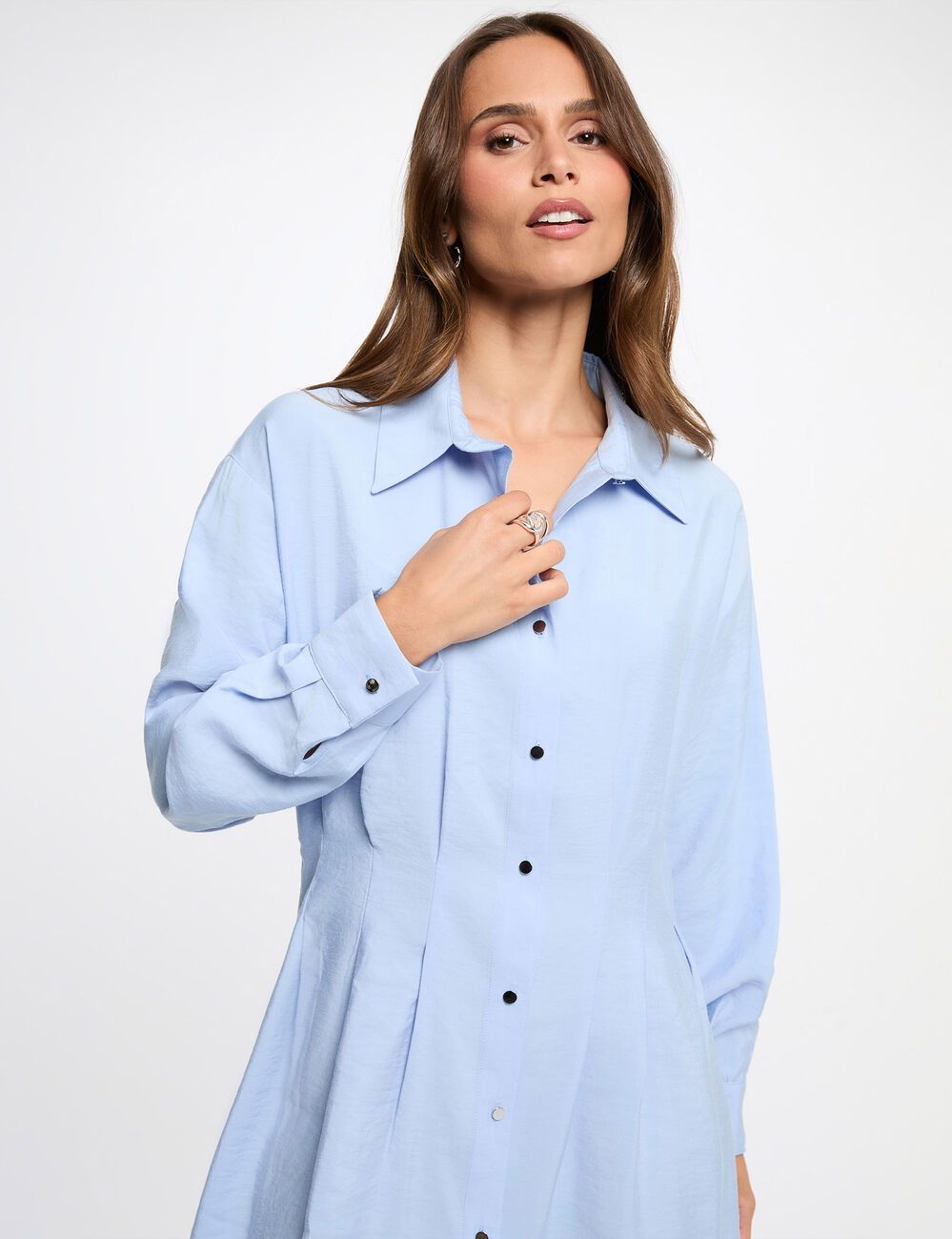 Vestido camisero con pliegues azul cielo mujer