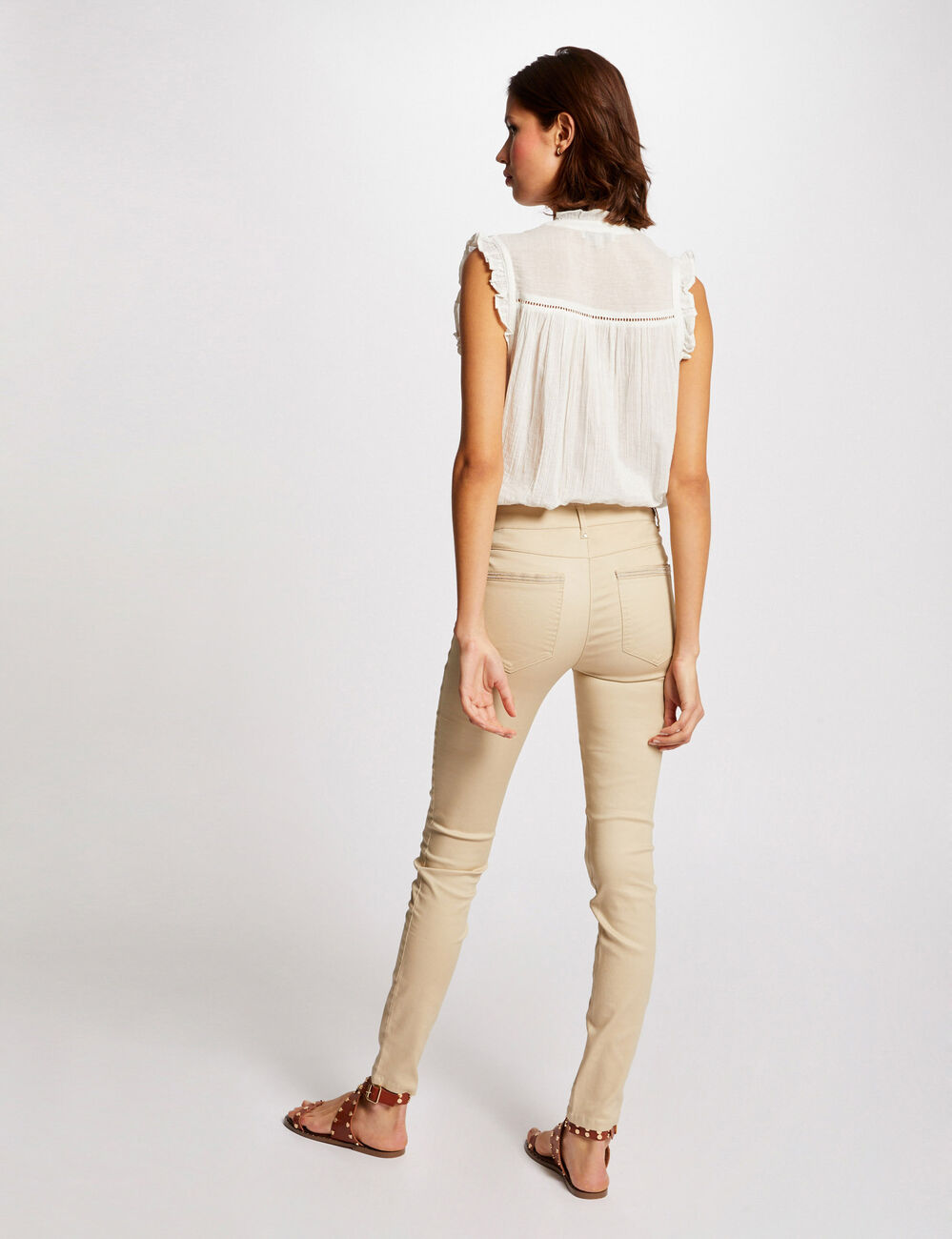 Pantal&oacute;n slim efecto mojado arena mujer