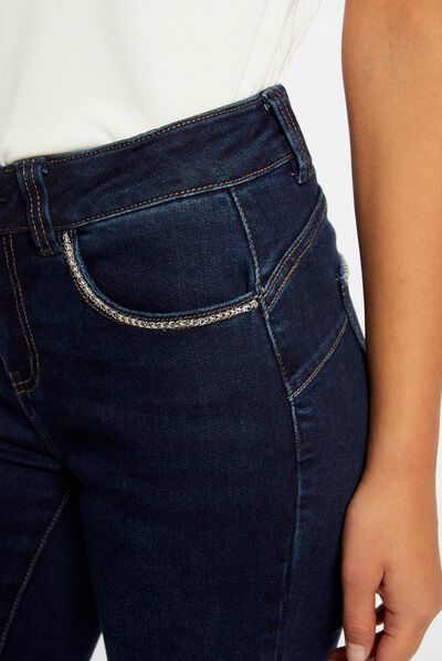 Vaquero slim con detalles de cadena vaquero en bruto mujer