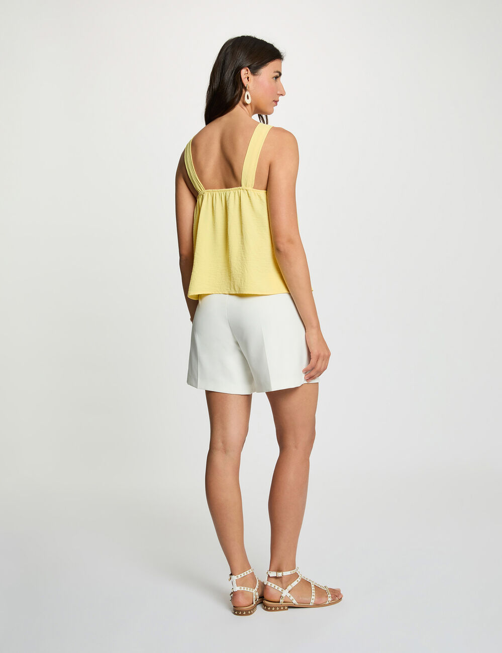 Top plisado con cuello alto amarillo mujer