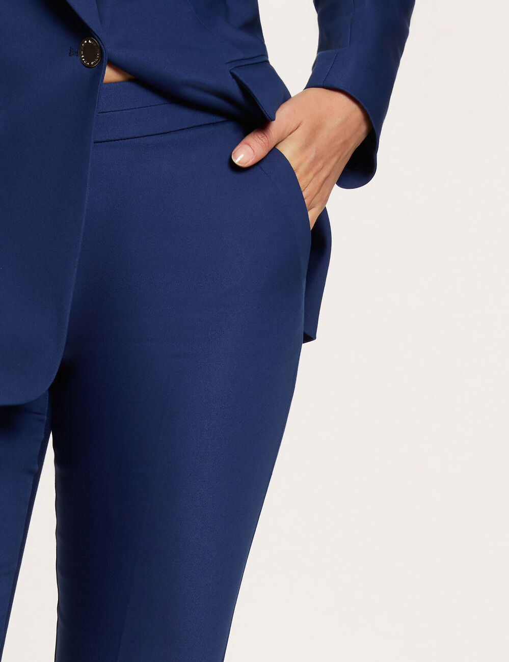Pantal&oacute;n cigarette estilo corto azul marino mujer