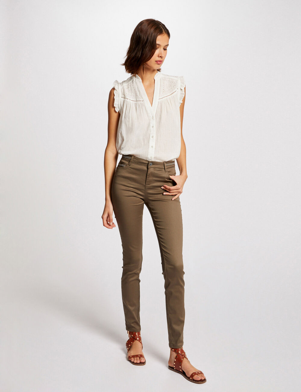 Pantal&oacute;n slim efecto mojado verde caqui mujer