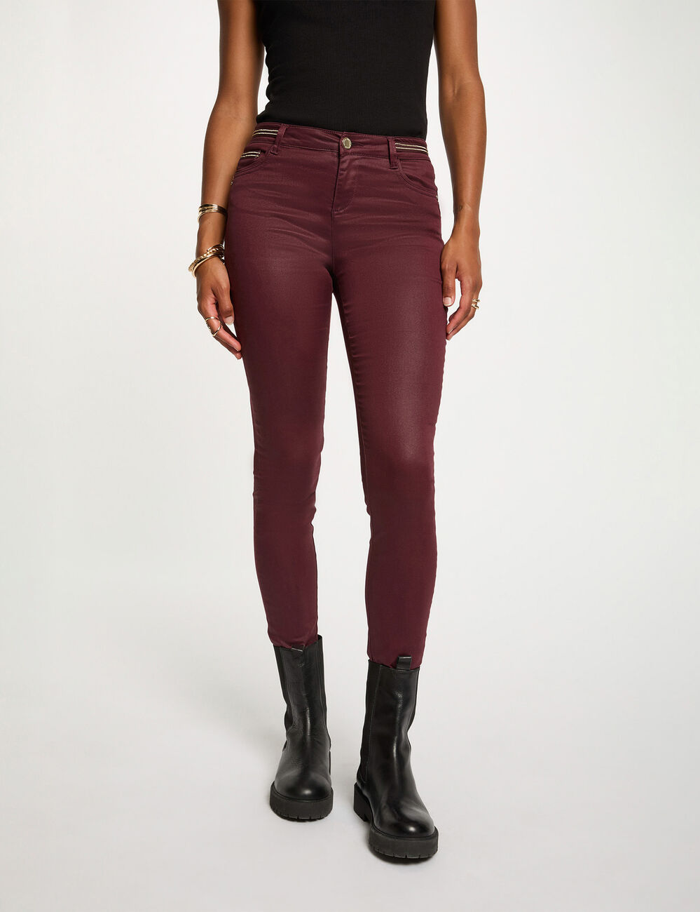 Pantalón slim efecto mojado ciruela mujer