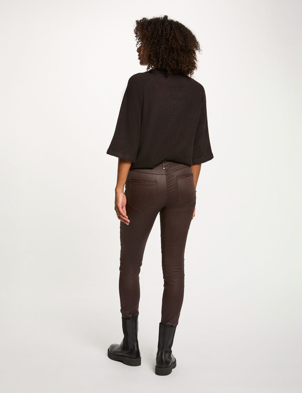 Pantal&oacute;n slim efecto mojado marr&oacute;n oscuro mujer
