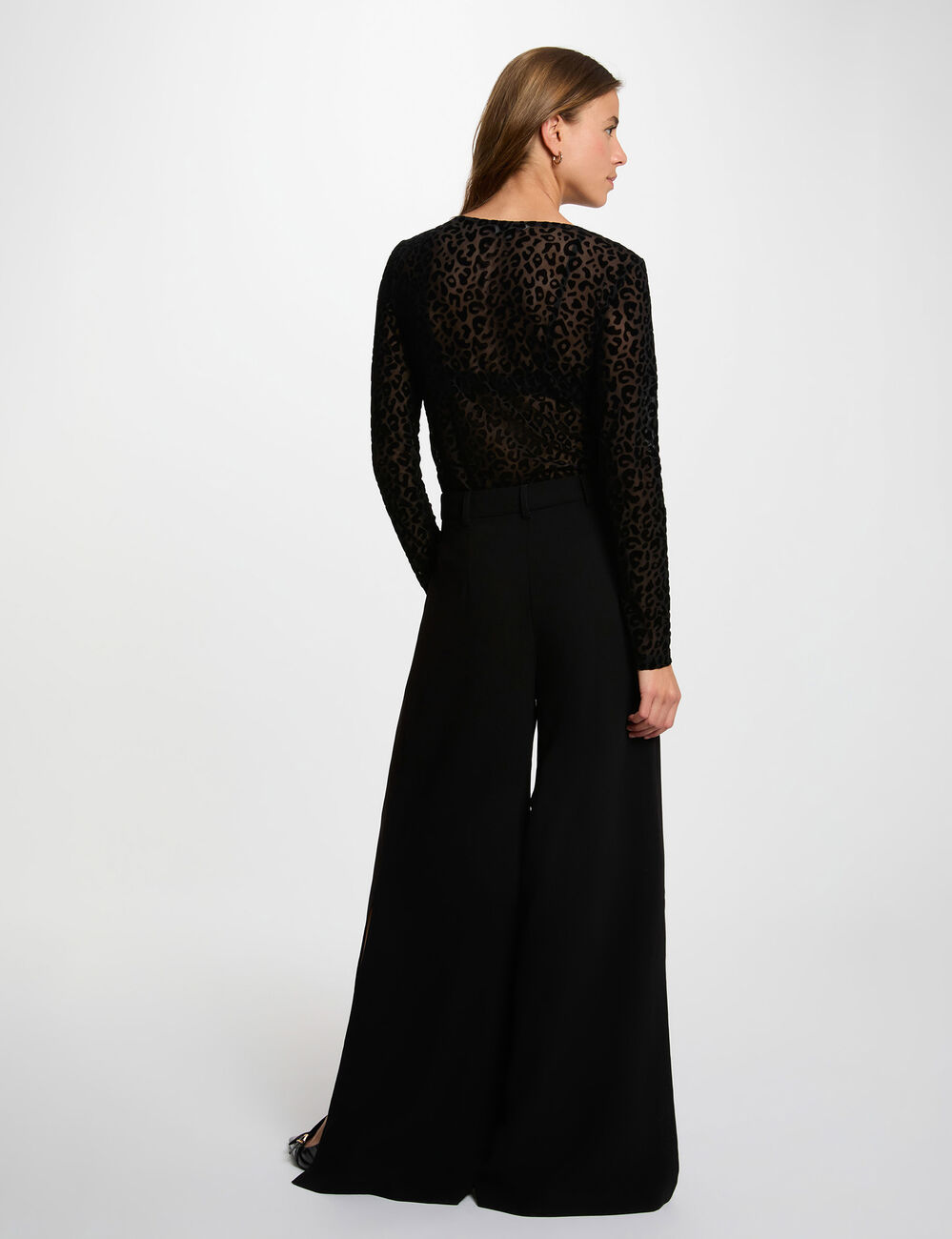 Camiseta ajustada cuello redondo negro mujer