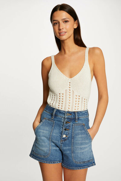Top de punto con detalles calados beis mujer