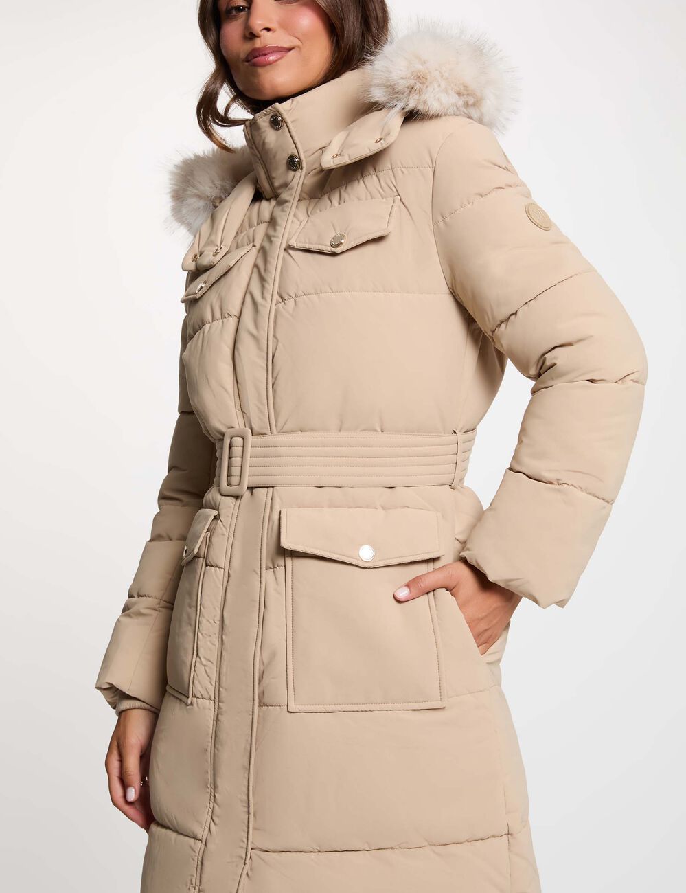 Abrigo acolchado largo con cintur&oacute;n beige mujer