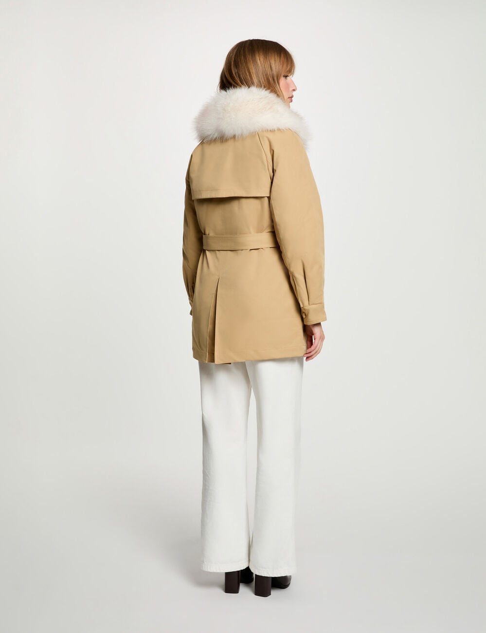 Parka con cuello alto beige mujer