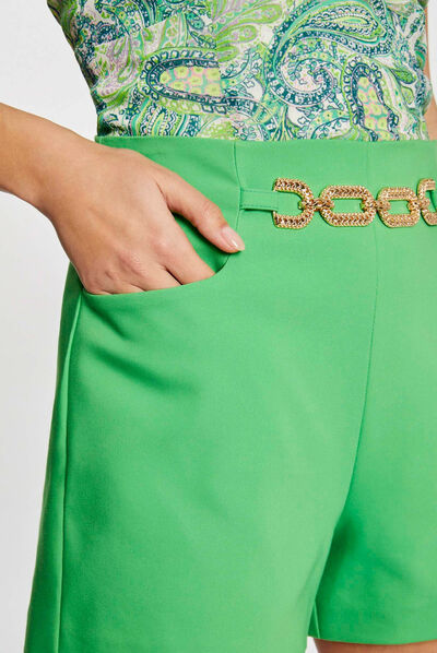Short city recto con adorno verde mujer