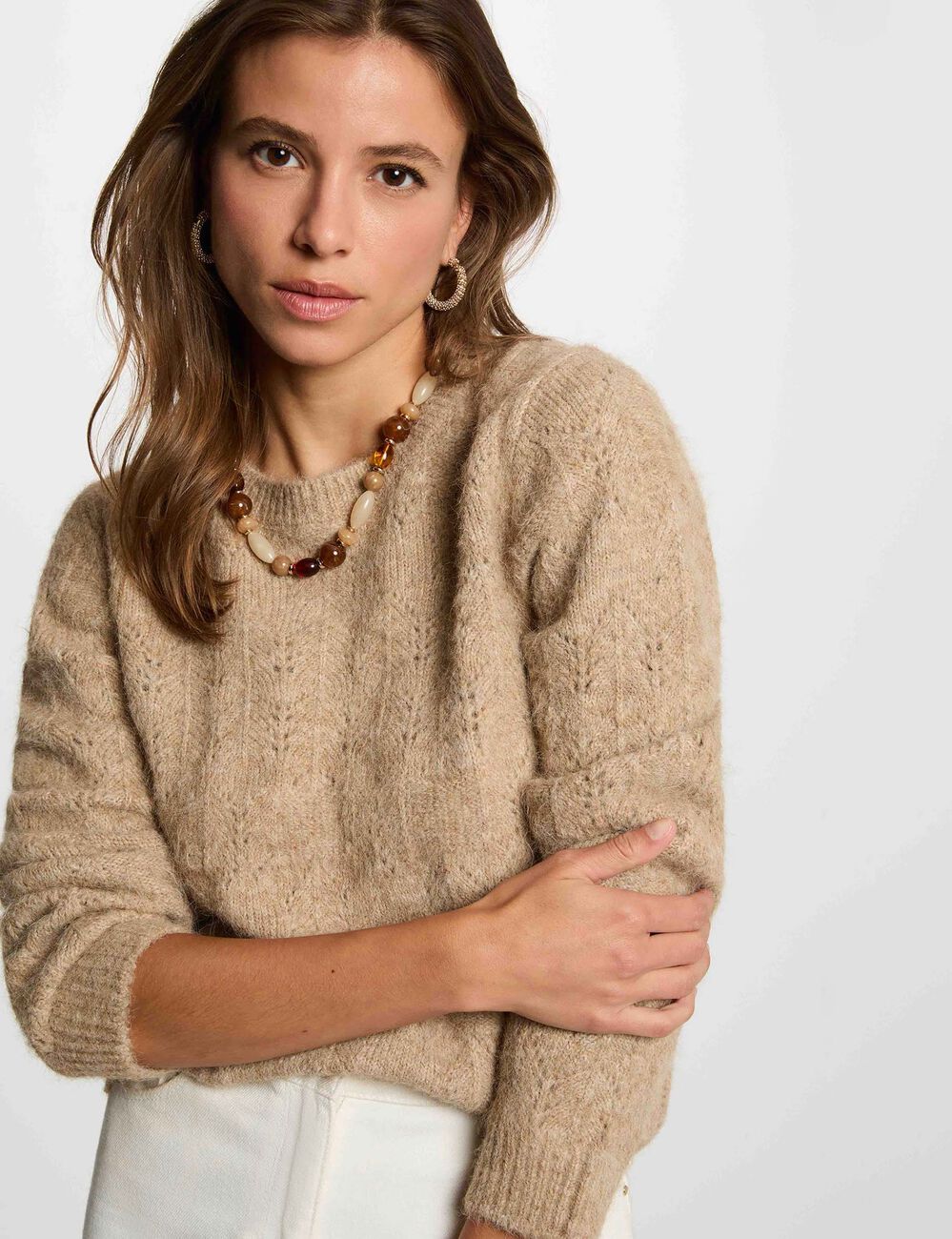 Jersey calado con cuello redondo beige mujer