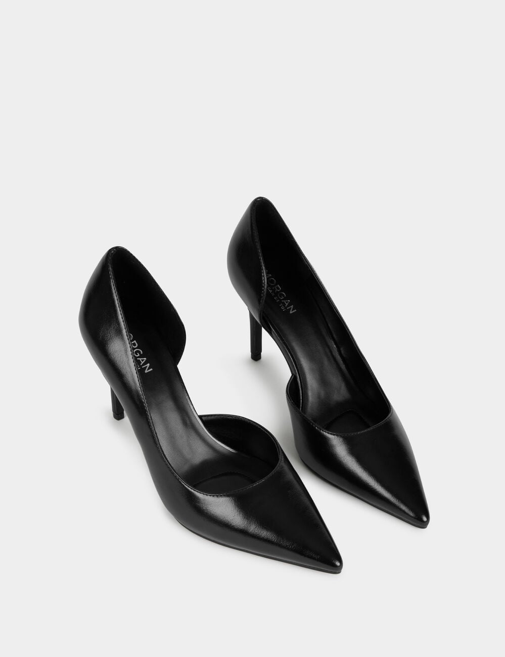 Zapato de tac&oacute;n con lateral abierto negro mujer