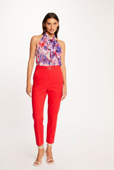 Pantalón city ajustado hebilla y pinzas rojo mujer
