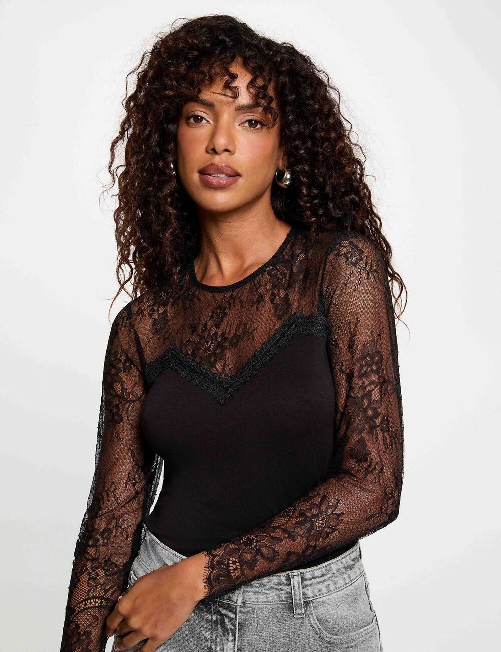 Camiseta de encaje con cuello redondo negro mujer