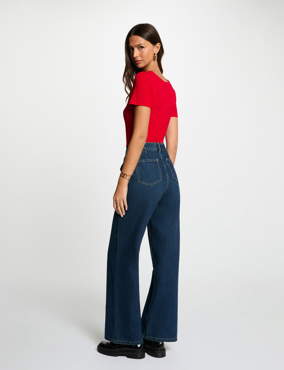 Camiseta entallada con cuello coraz&oacute;n rojo mujer