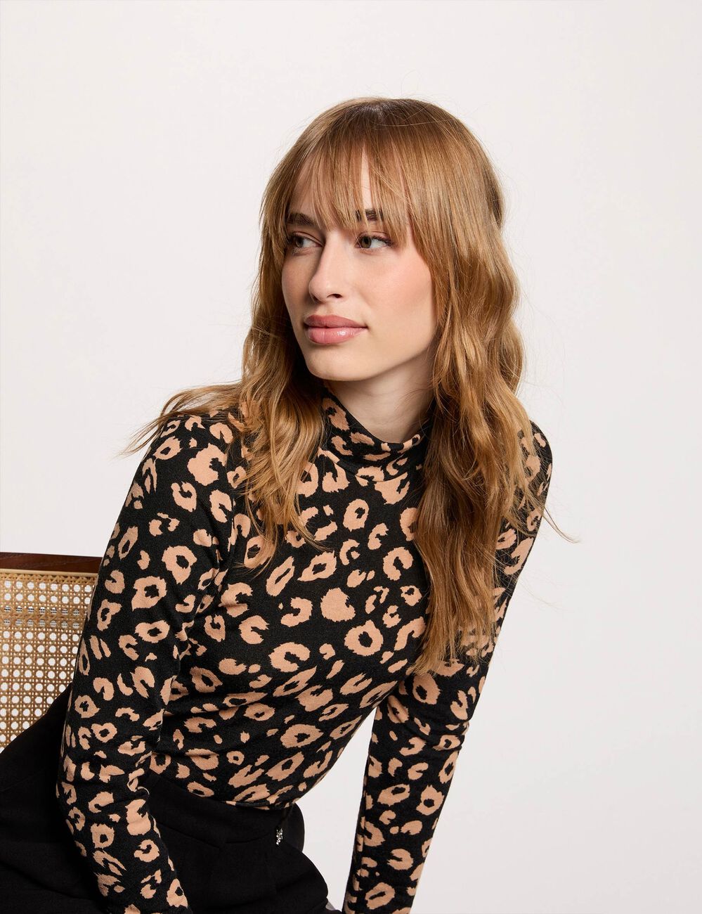 Camiseta ajustada cuello alto negro mujer