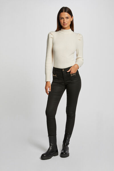 Pantalón skinny con adornos de metal negro mujer