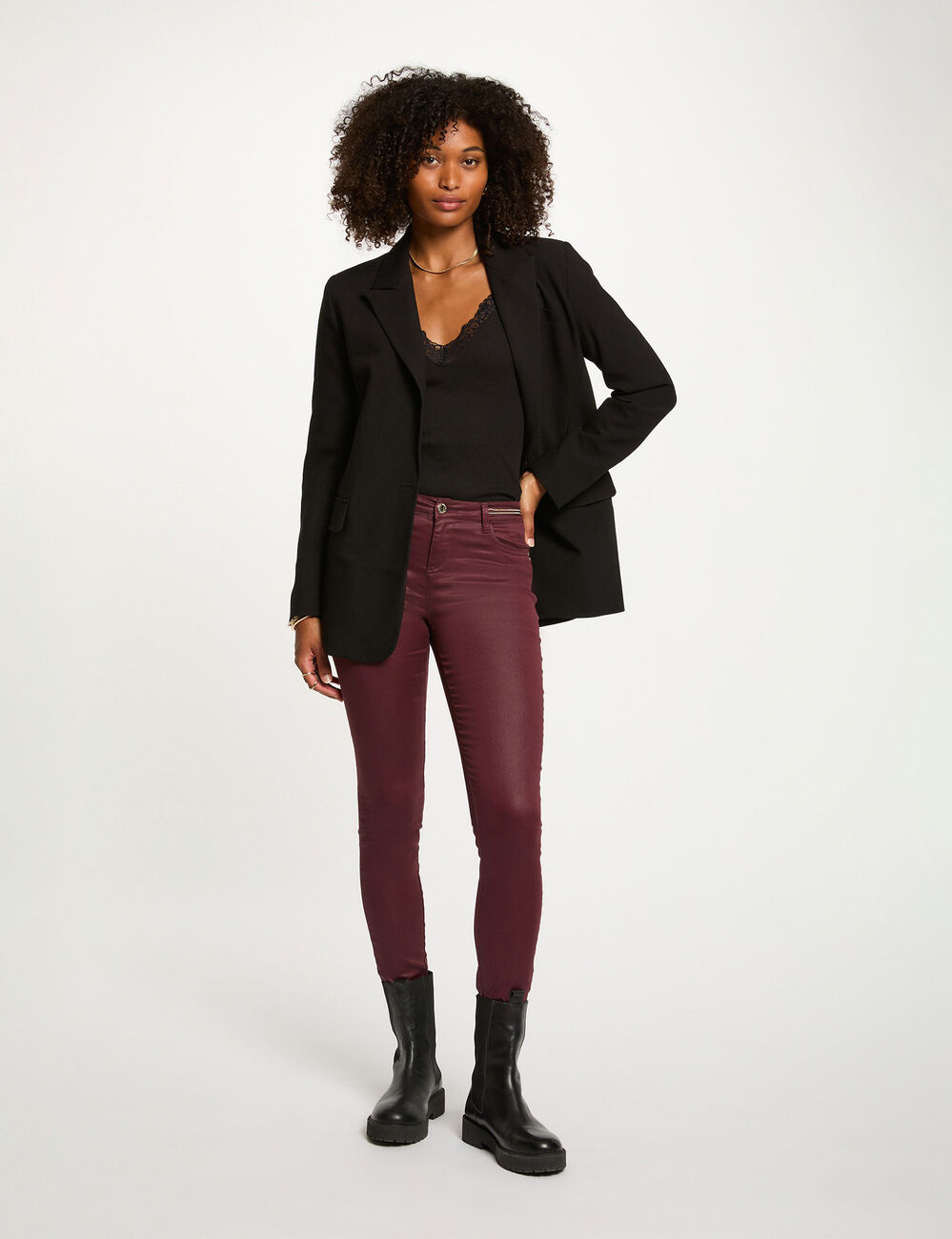 Pantalón slim efecto mojado ciruela mujer