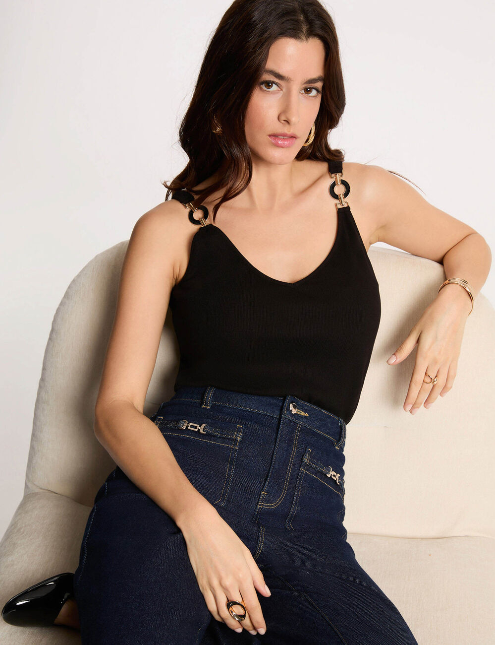 Camiseta ajustada cuello v negro mujer