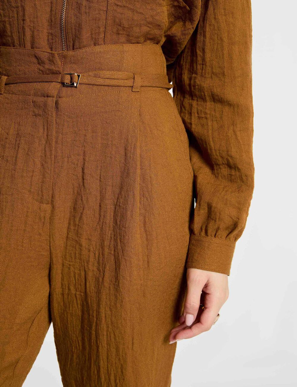 Pantal&oacute;n carrot de tiro alto c&aacute;mel mujer