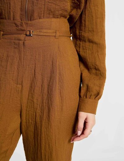 Pantal&oacute;n carrot de tiro alto c&aacute;mel mujer
