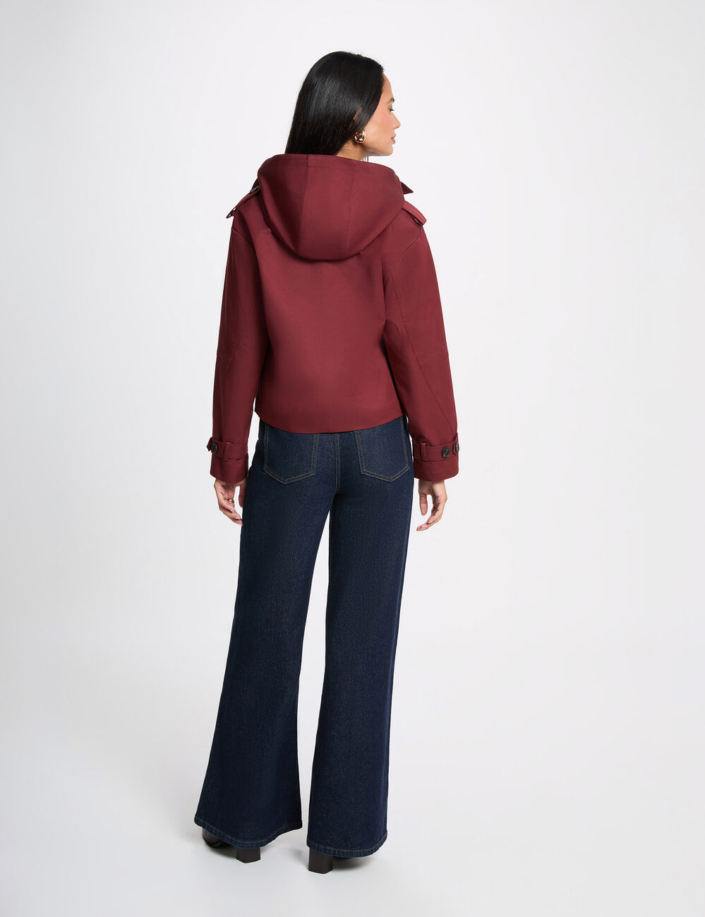 Trench corto con capucha burdeos mujer