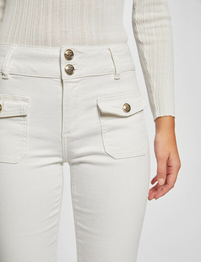 Vaquero boot-cut con bolsillos de solapa marfil mujer