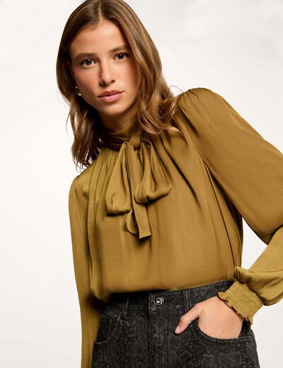 Blusa con cuello lazada c&aacute;mel mujer