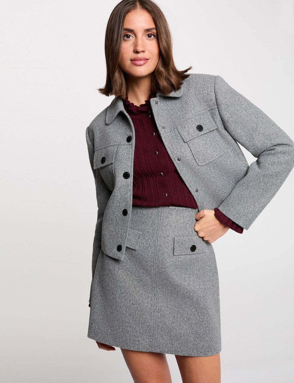Falda corta ajustada gris moyen mujer