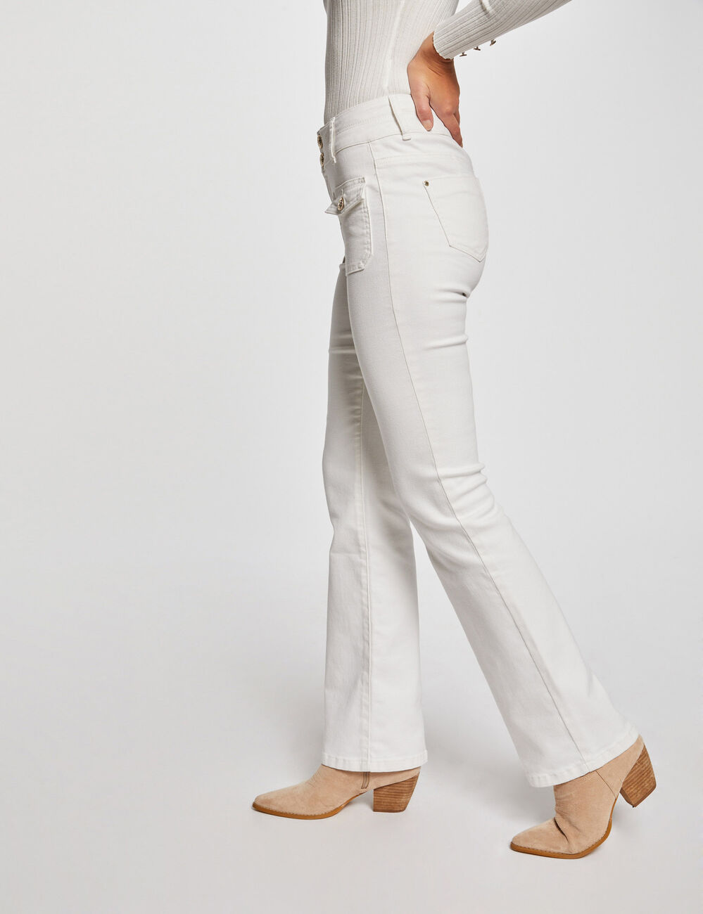 Vaquero boot-cut con bolsillos de solapa marfil mujer