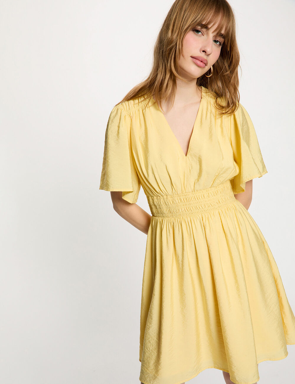 Vestido corto plisado amarillo claro mujer