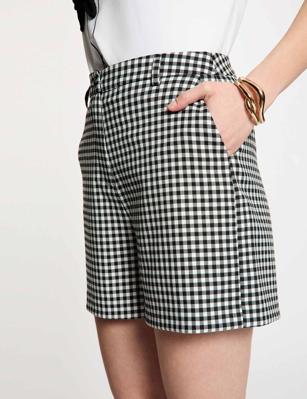 Pantal&oacute;n corto de tiro alto negro mujer