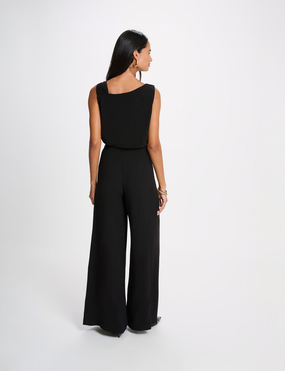 Camiseta asim&eacute;trica con joya negro mujer