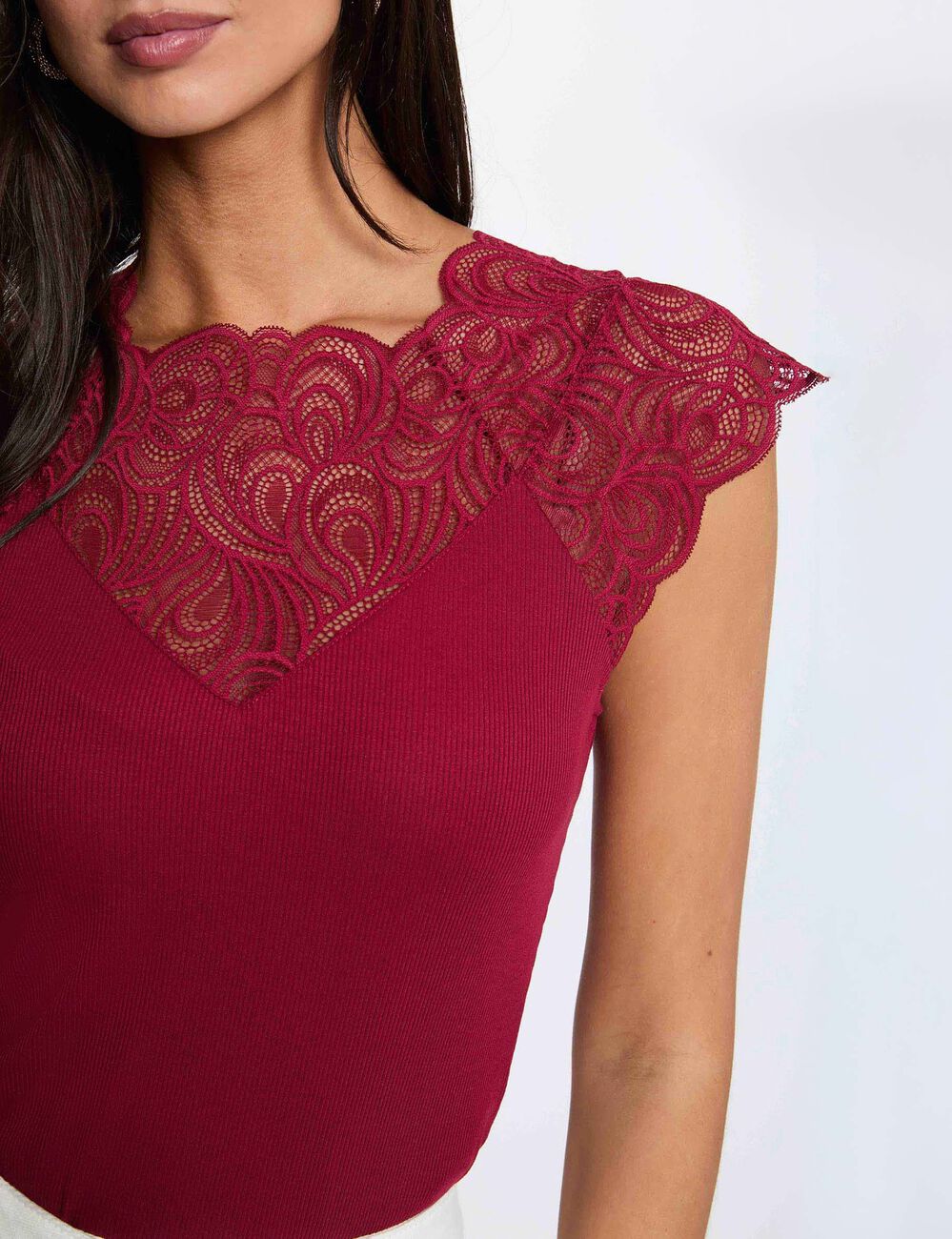 Camiseta de encaje cuello redondo burdeos mujer