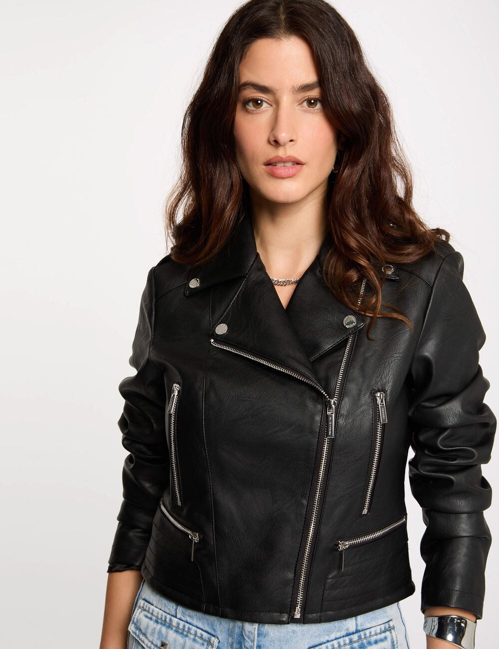 Chaqueta entallada de cuero sint&eacute;tico negro mujer