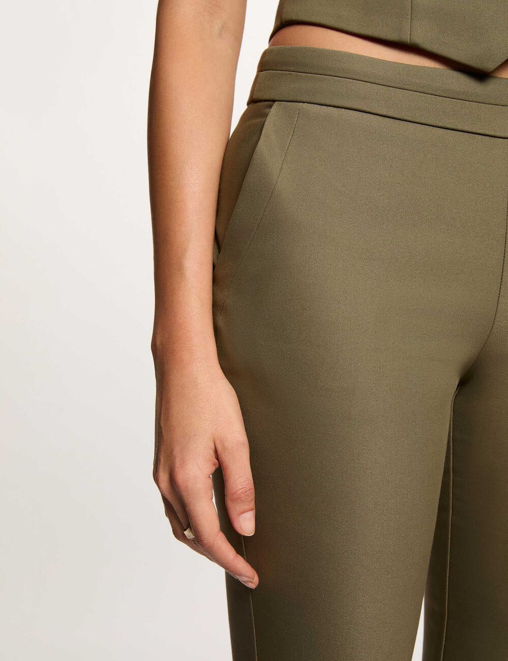 Pantal&oacute;n cigarette estilo corto verde caqui mujer