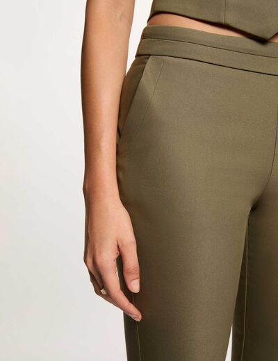 Pantal&oacute;n cigarette estilo corto verde caqui mujer