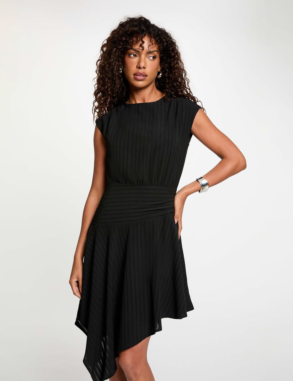 Vestido asim&eacute;trico mangas cortas negro mujer