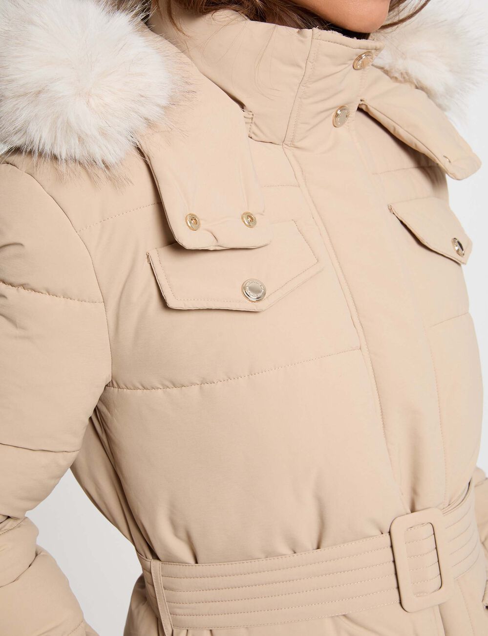 Abrigo acolchado largo con cintur&oacute;n beige mujer