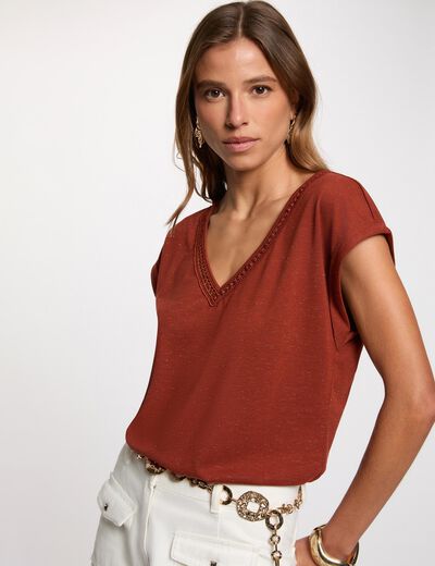 Camiseta brillante cuello v marr&oacute;n co&ntilde;ac mujer