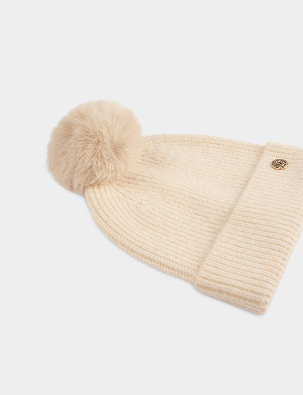 Gorro de punto con bot&oacute;n marfil mujer