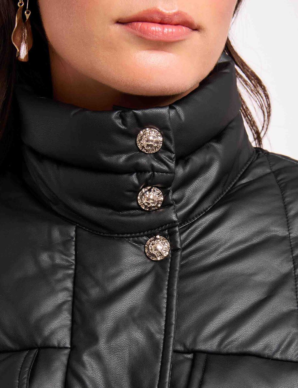 Plum&iacute;fero de cuero sint&eacute;tico cuello alto negro mujer