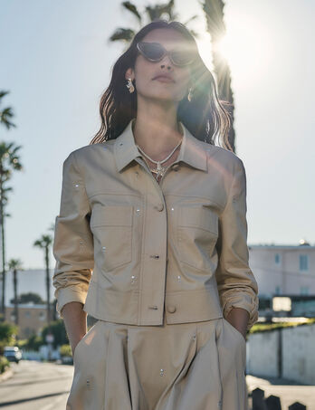 Chaqueta cropped con tachuelas beige mujer