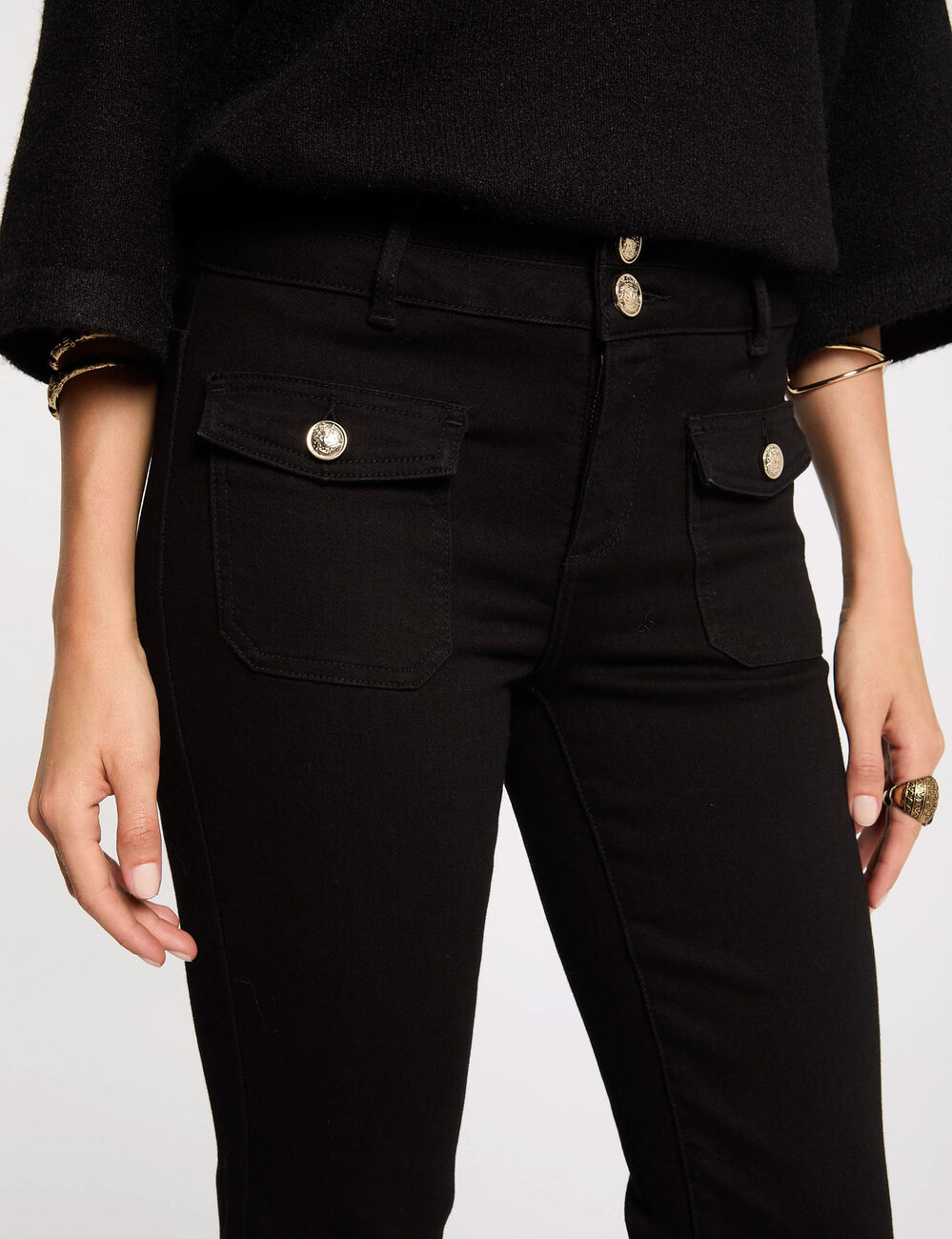 Vaquero boot-cut con bolsillos de solapa negro mujer