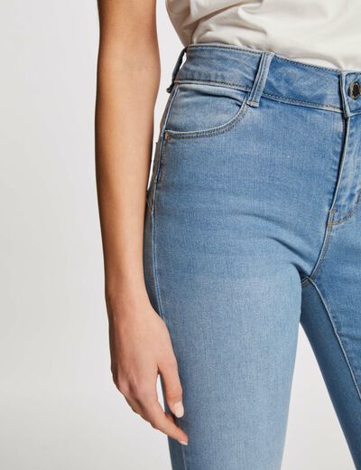 Vaquero slim talle estándar denim descolorido mujer