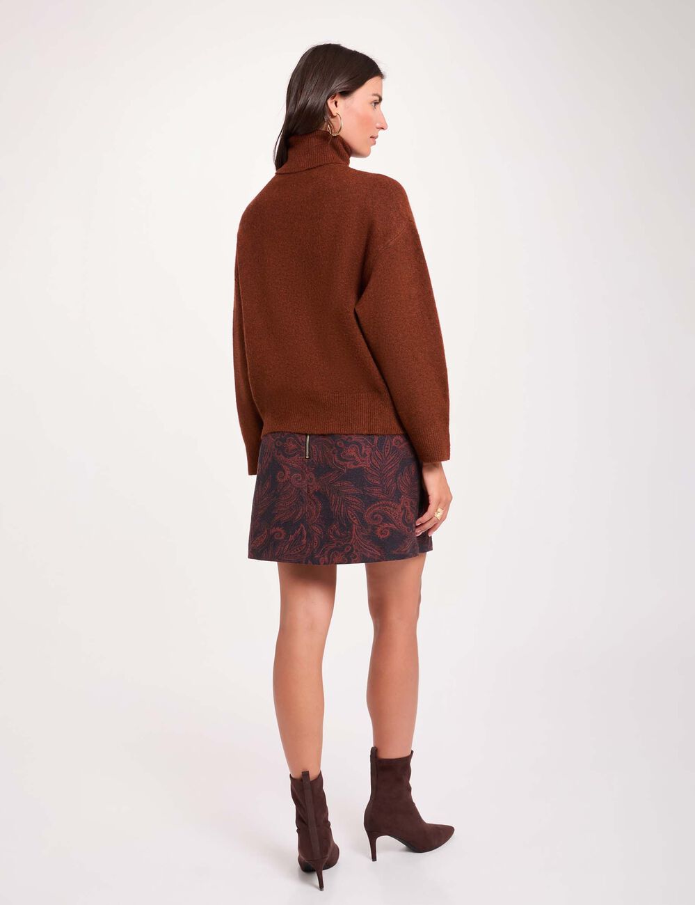 Jersey de cuello alto marr&oacute;n mujer
